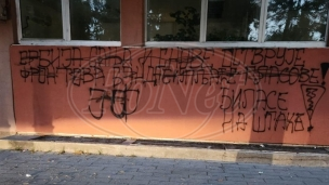 Preteći grafit Đilasu